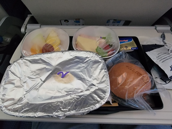 朝の機内食 アルミの中身はラザニア