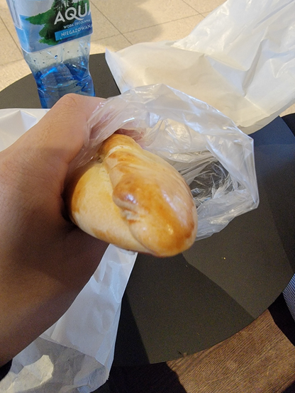 鶏肉とチーズとマッシュルームがミックスで入ってる現地のパン
